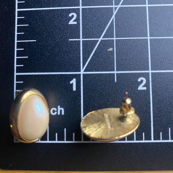 Vintage Richelieu Gold Tone Faux Pearl Oval Pierced Earrings .75 Inch Domed - Picture 4 of 10